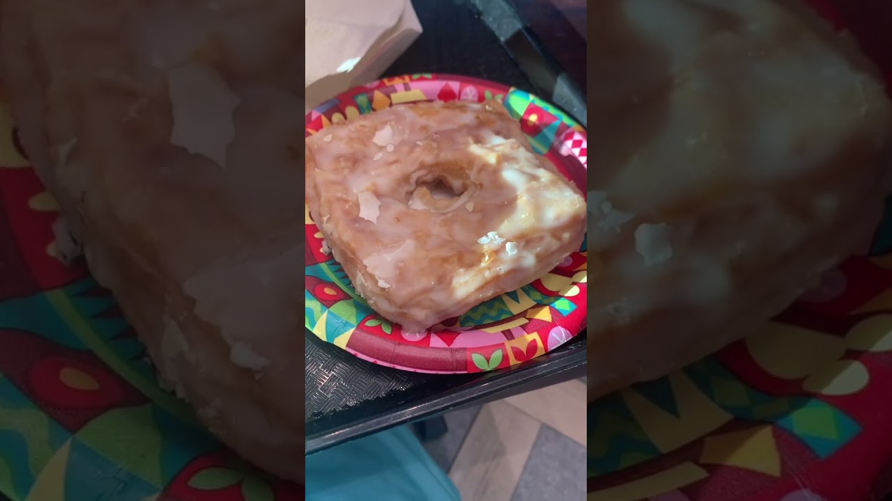 Eating an ICONIC Disney Breakfast