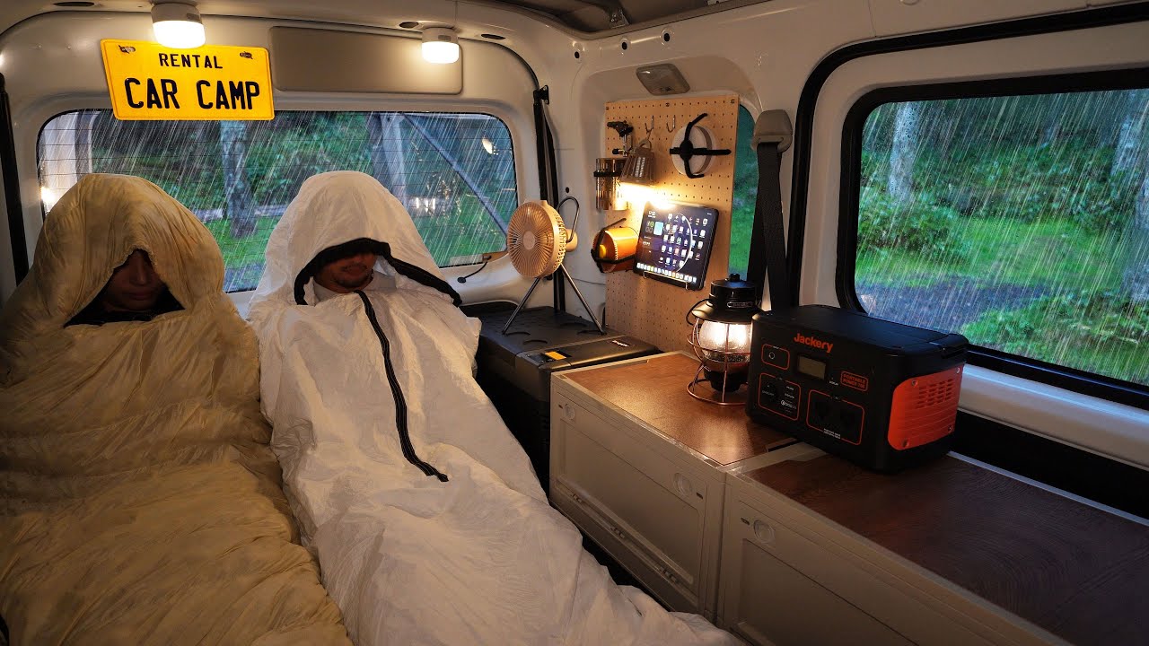 Кемпинг в маленькой машине с девушкой | Автомобильный кемпинг во время сильного дождя в лесу.