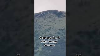 Asap apa itu, di puncak Gunung Sindoro #sindoro #sumbing #wonosobo #mountains