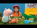 Çocuk videoları. Tamirci Defne Baba Domuzun motorunu yapıyor. Tamircilik oyunu