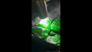 赌石探秘：从原石到精美翡翠首饰