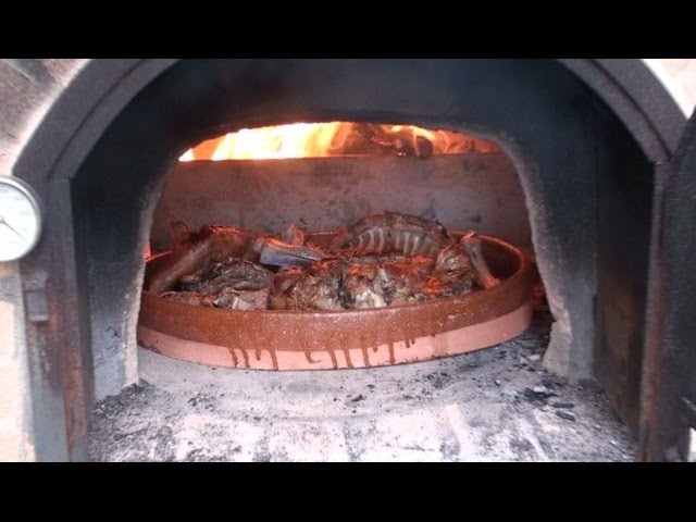 Lechazo al horno de leña - YouTube