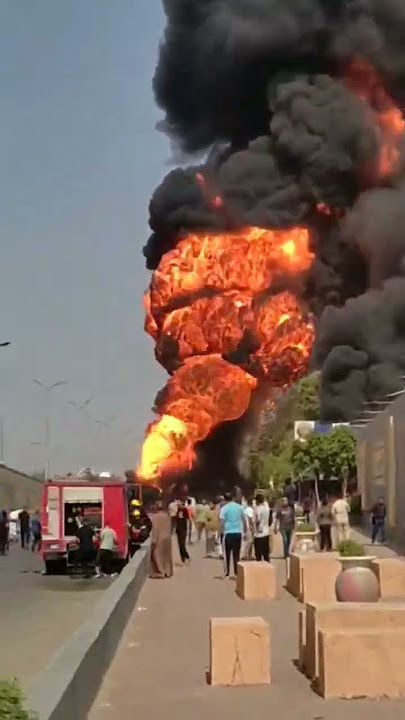 حريق شاحنه بنزين كبيره بجوار البنزينه قدر الله مشاء فعل