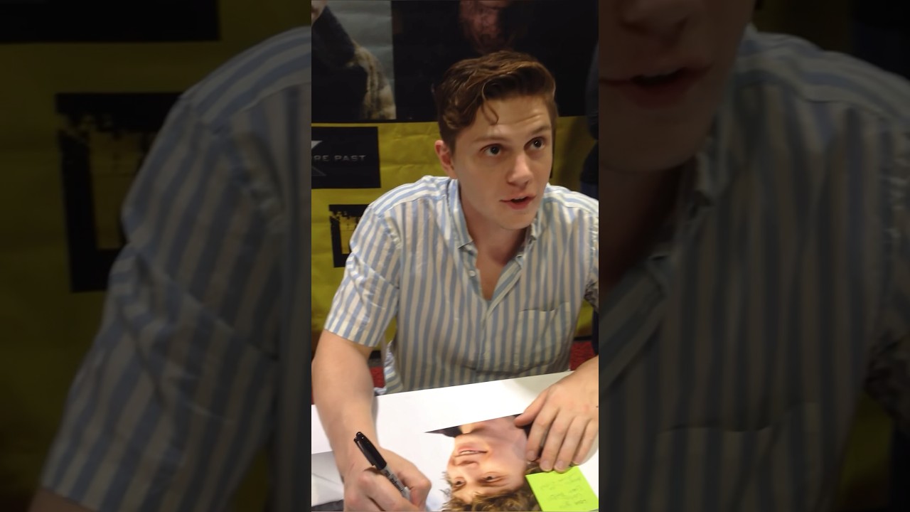 Evan Peters' reaction when a fan says she loves his smile 😂 