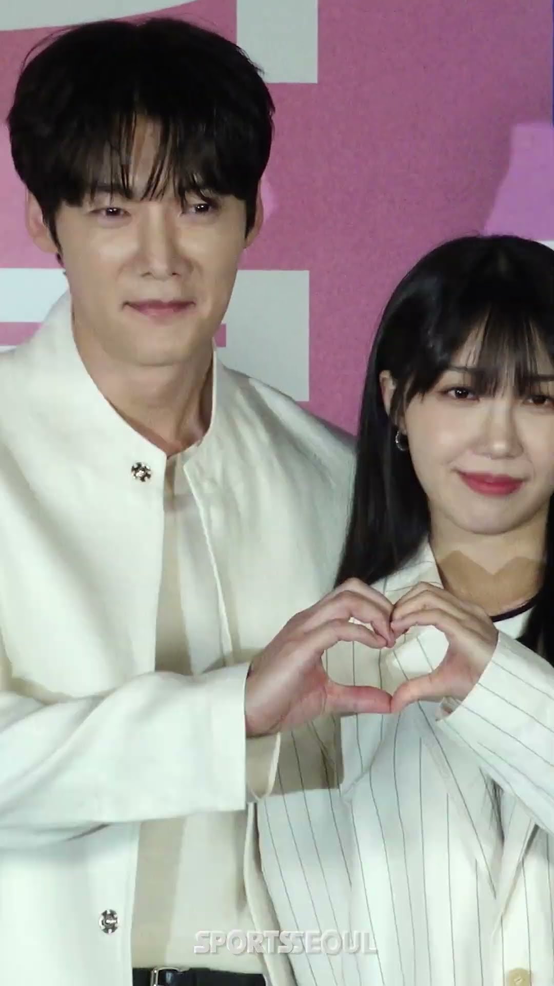 정은지-최진혁, 화이트 커플룩으로 '달달하게'