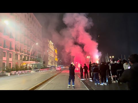 Delirio tifosi Napoli fuori hotel Milan: botti e fumogeni per disturbare i giocatori!