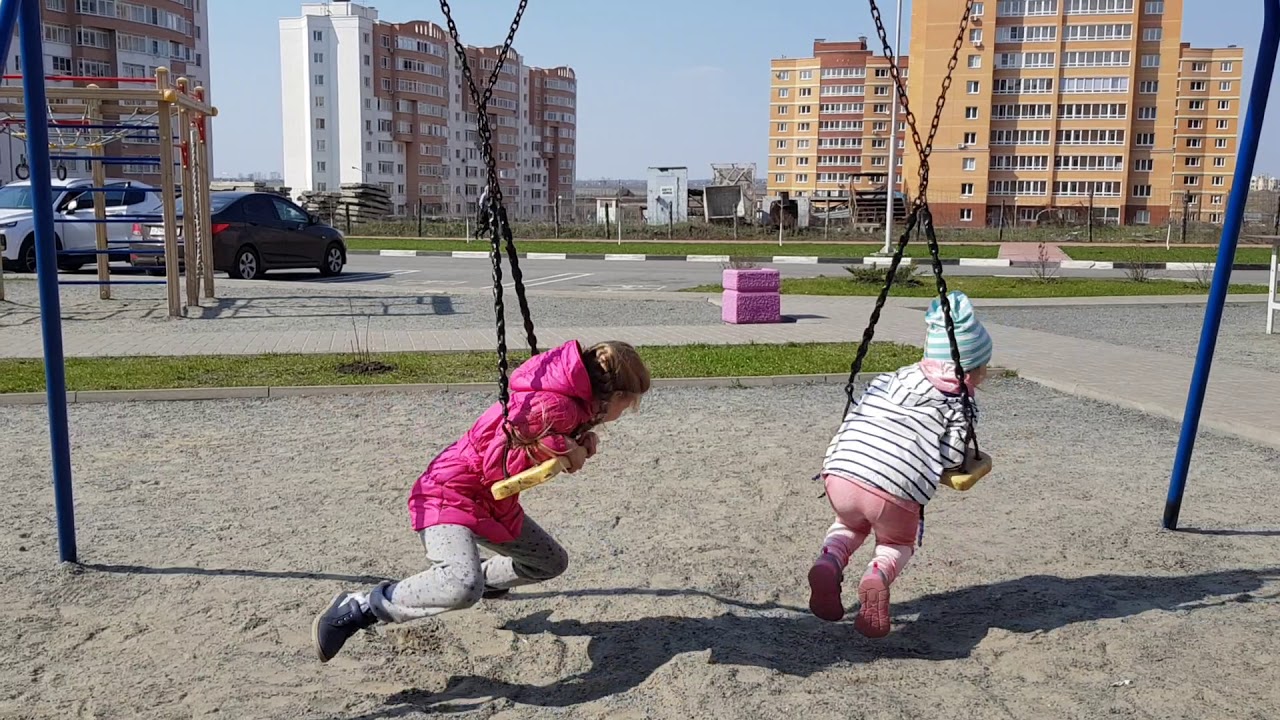 Человек сильно раскачавшись на качелях