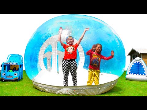 Катя и Макс их домики на в саду