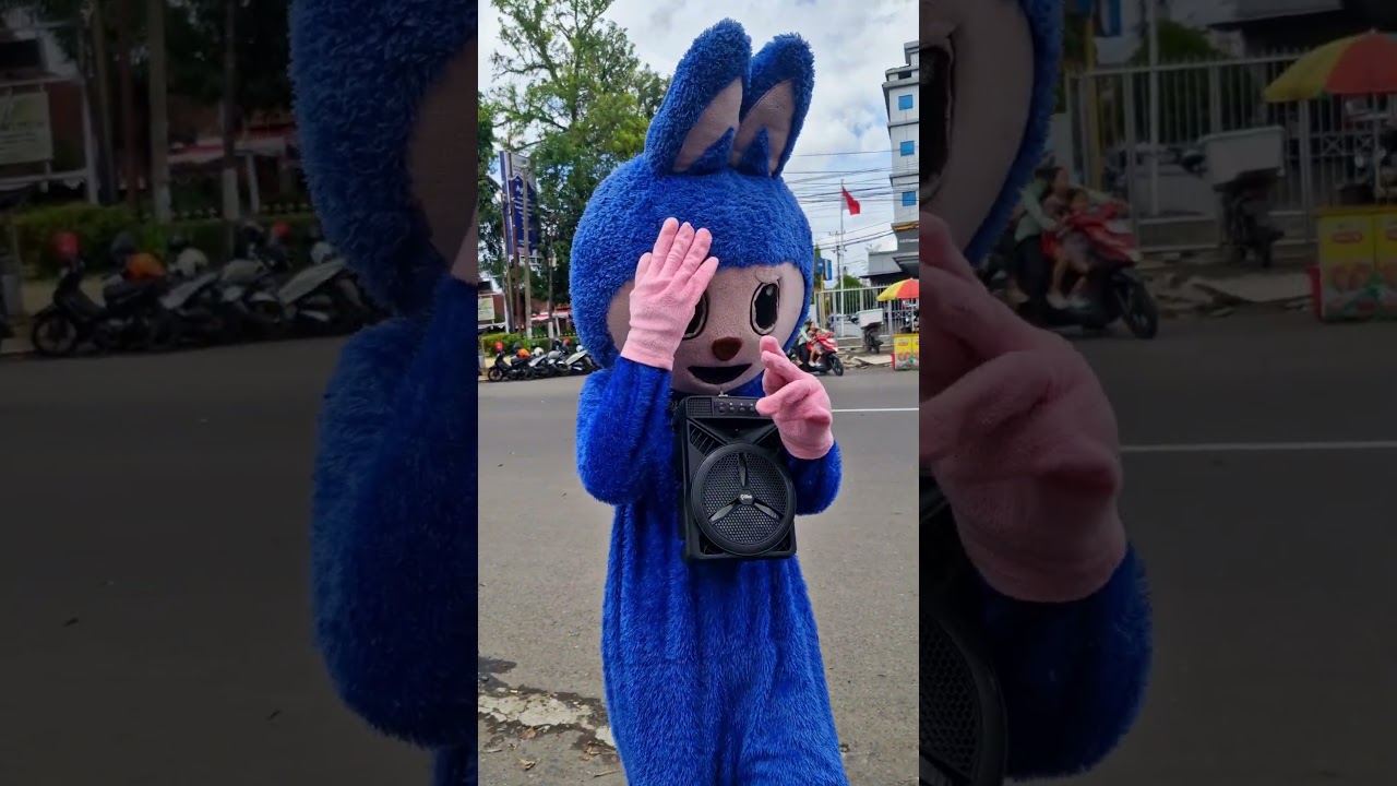 badut labubu ngamen pinggir jalan 