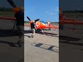 Летчица Светлана Капанина перегоняет свой самолёт от заправки на стоянку