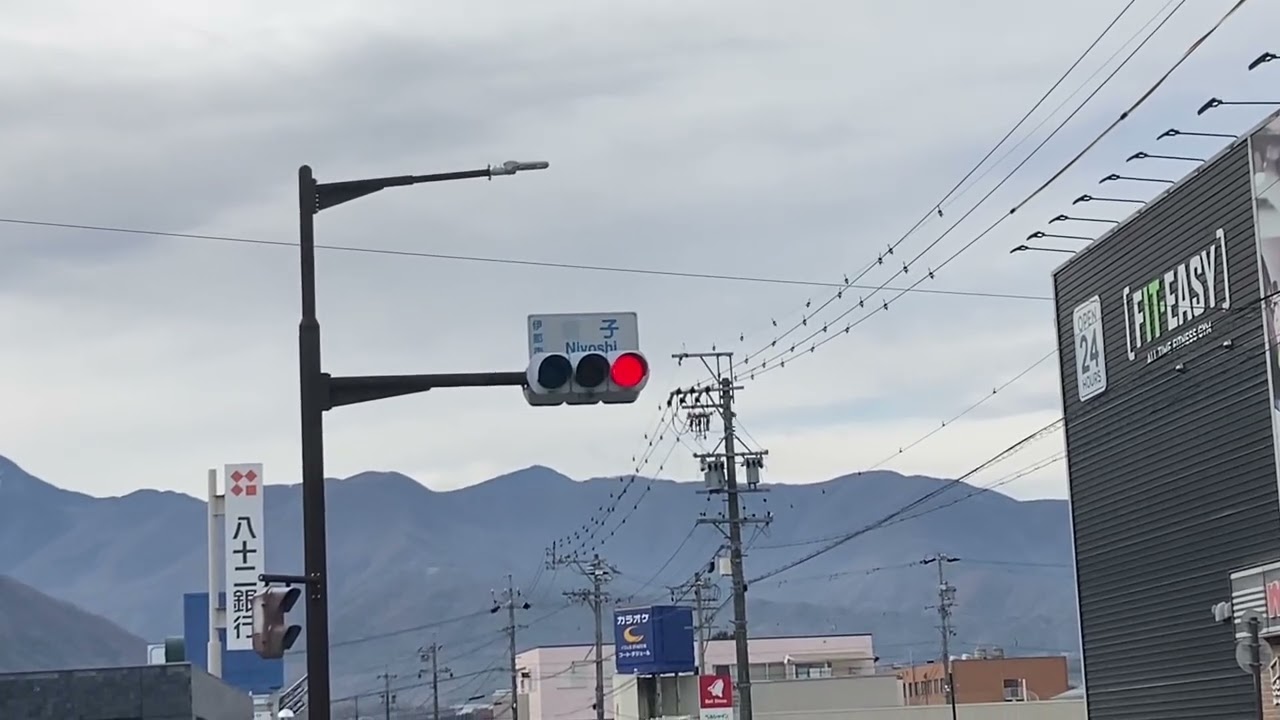 [無加工ver]同交差点に通常塗装と茶塗装の赤だけLEDがある交差点