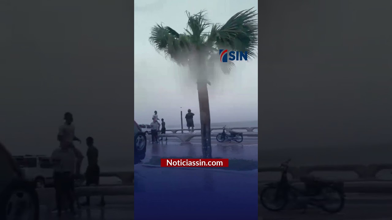 Curiosos en  el Malecón de Santo Domingo desafían fuerte oleaje