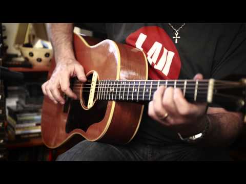 Robbie McIntosh plays I Saw Three Ships on acoustic guitar, Christmas 2013