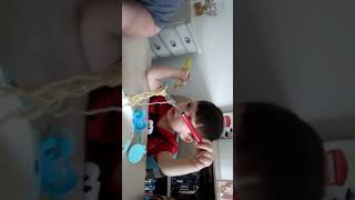 Bébé Jason Il Mange