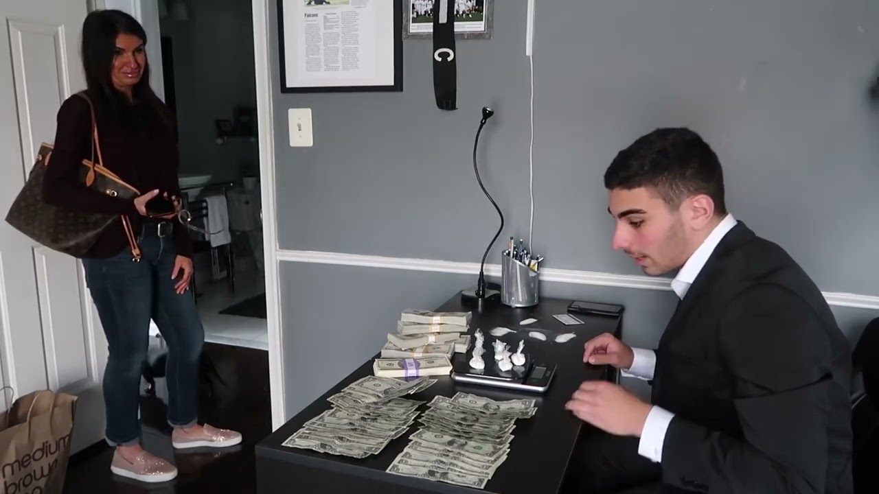 Drug dealer prank on Mom! 😰