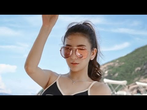 天王嫂方媛穿吊带出海！戴4000名牌手链好阔绰，腰肢纤细露肚脐