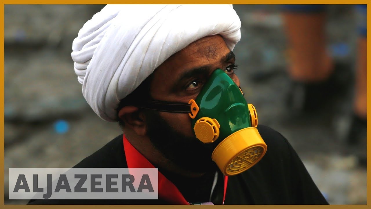 متظاهرون عراقيون يتحدون حظر التجول في بغداد