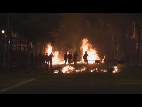 VIDEO noche de violencia, cargas y heridos en Barcelona