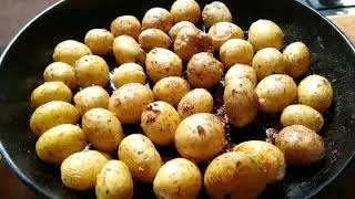 Очень вкусная молодая картошка приготовленная в духовке. Очень вкусная молодая картошка приготовленная в духовке.