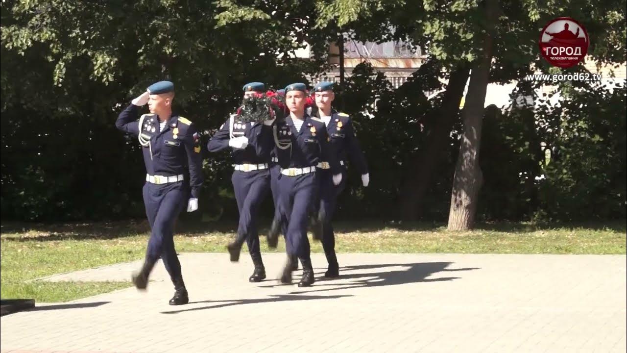Расплескалась синева по подъездам. Расплескалась синева репортаж. расплескалась синева в рязани. расплескалась синева ударил корреспондента. расплескалась синева демотиватор.