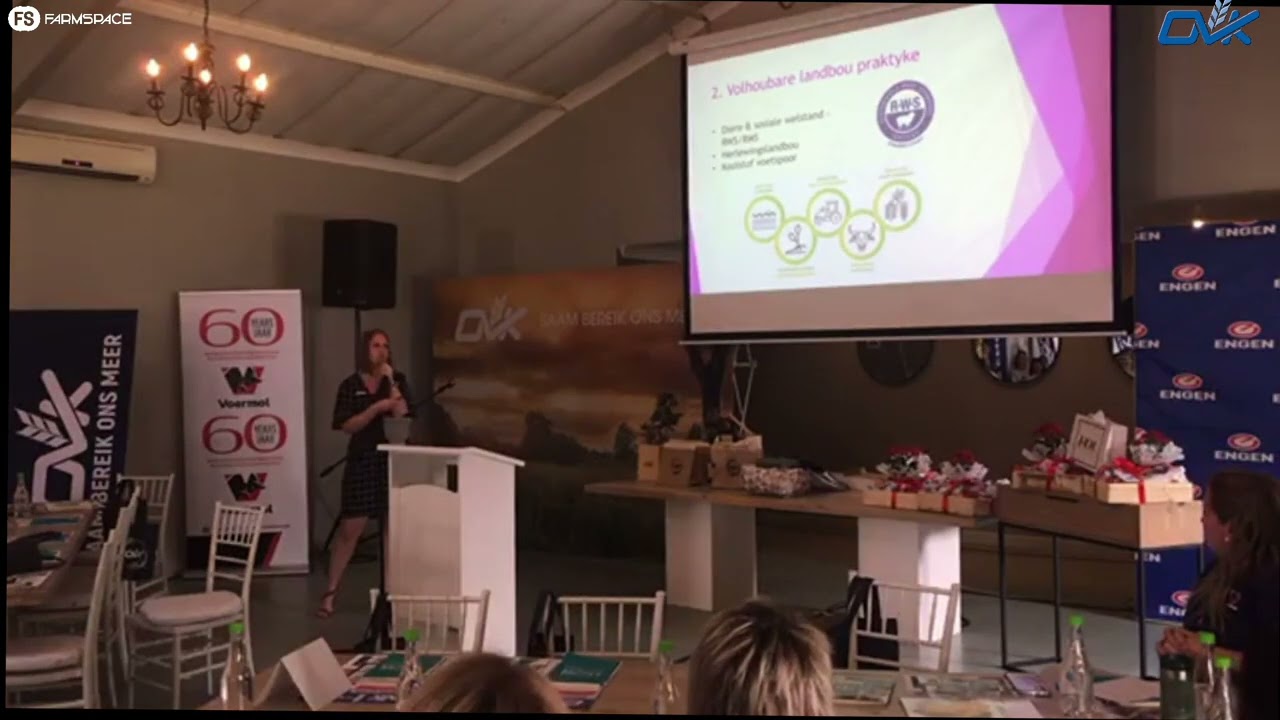 Jo-Ann van OVK gesels oor die vrou en vesel volhoubaarheid by die OVK Vroueboeredag.