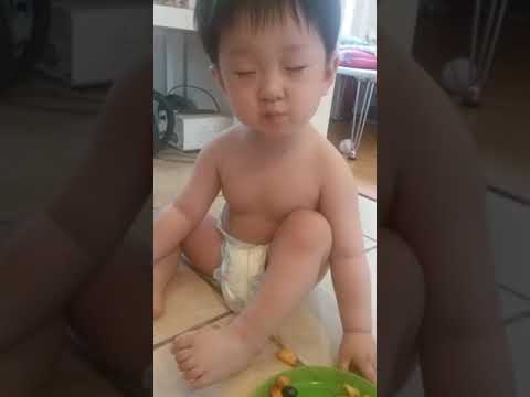 먹으면서 자는 아기 자면서 먹는 아기 Funny! 14 months baby doze!Sleepy baby!