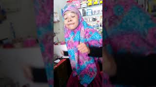 Fokus Ke Jilbab Bunga-Bunga Tahan Tawa