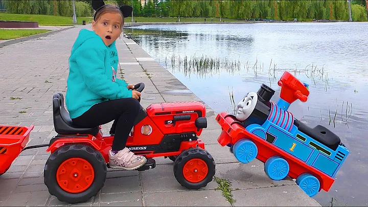 Sofia helps train Thomas Funny story about toys