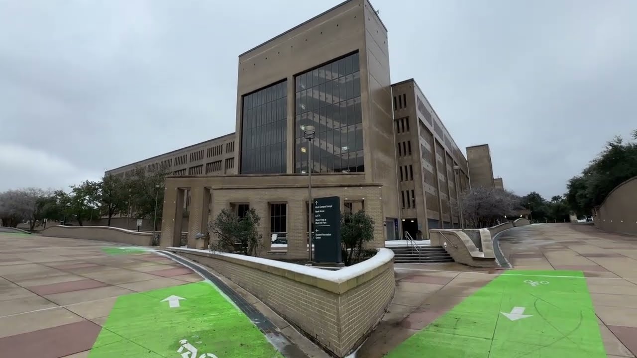 Холодная, ледяная, зимняя поездка на лифте в гараже Западного кампуса!