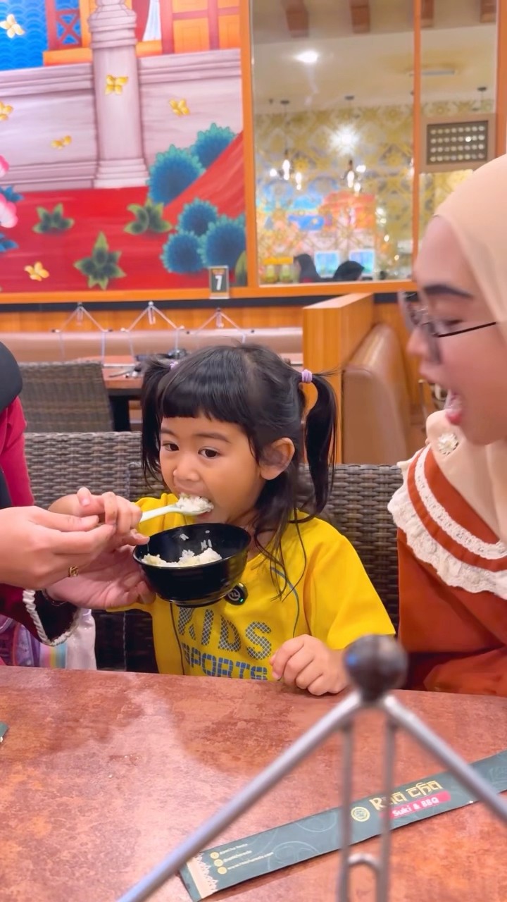Moana mukbang sampe 5 mangkok?? #riaricis