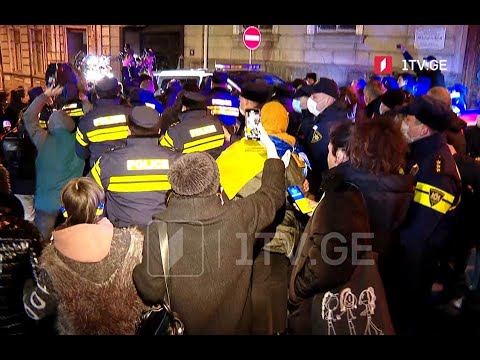 მთავრობის ადმინისტრაციასთან აქციაზე დაპირისპირება მოხდა, ტერიტორიიდან რამდენიმე პირი გაიყვანეს