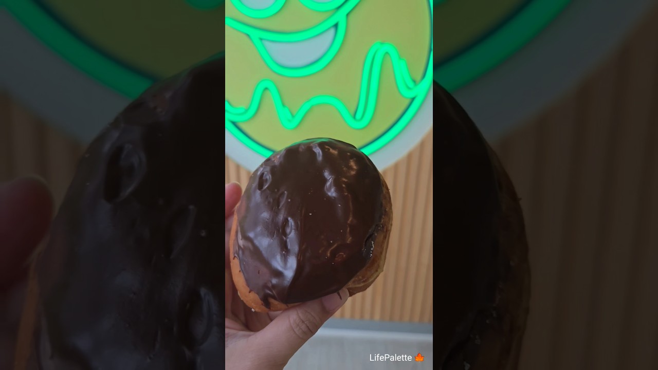 Trying Lee’s Donuts – Vancouver’s Famous Sweet Treat! 🍩🇨🇦