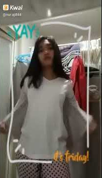 Wanita ganti baju