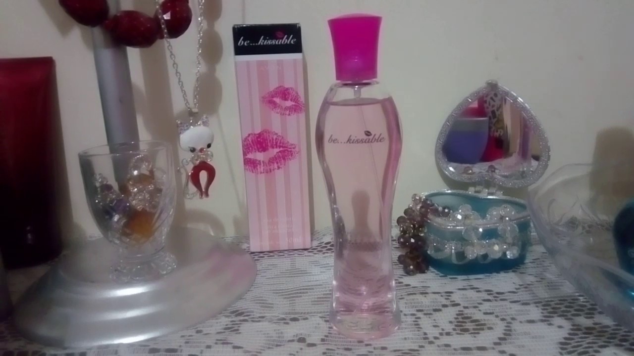 Духи эйвон розовые. Be Kissable Avon. Духи Киссабл эйвон. Духи из Avon be Kissable.