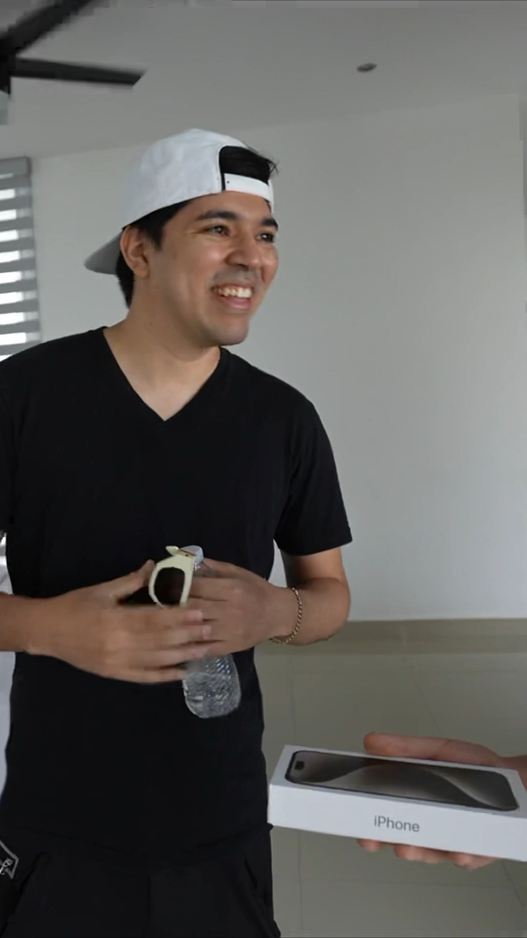 Le regalé un iPhone clon y pensó que era real hasta que vió la Playstore ☠️
