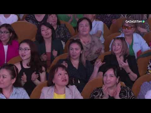 Керемет денесі бар азиялық әйел веб-камерада өз кискасын дилдомен трахает етеді және қатты ыңылайды.