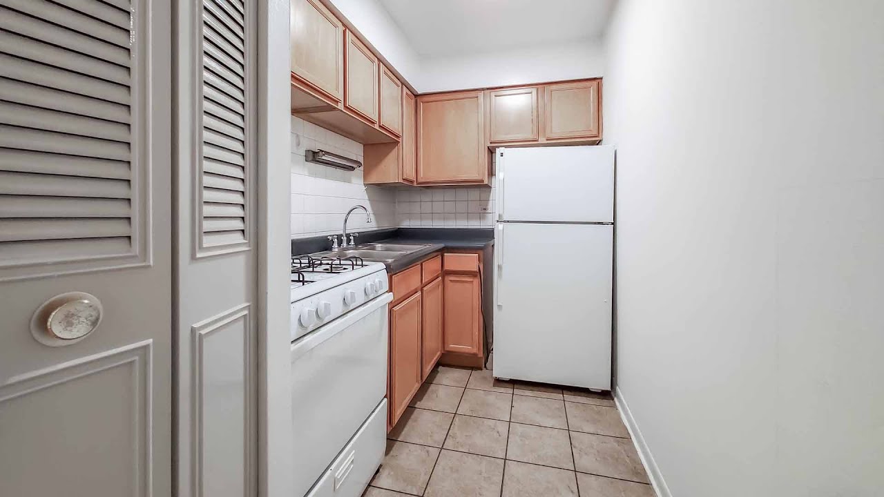A Lakeview East onebedroom 477 with onsite parking at 536 W Addison YouTube