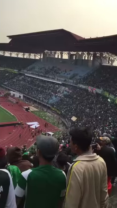 Bonek lempar boneka di gelora bung tomo surabaya