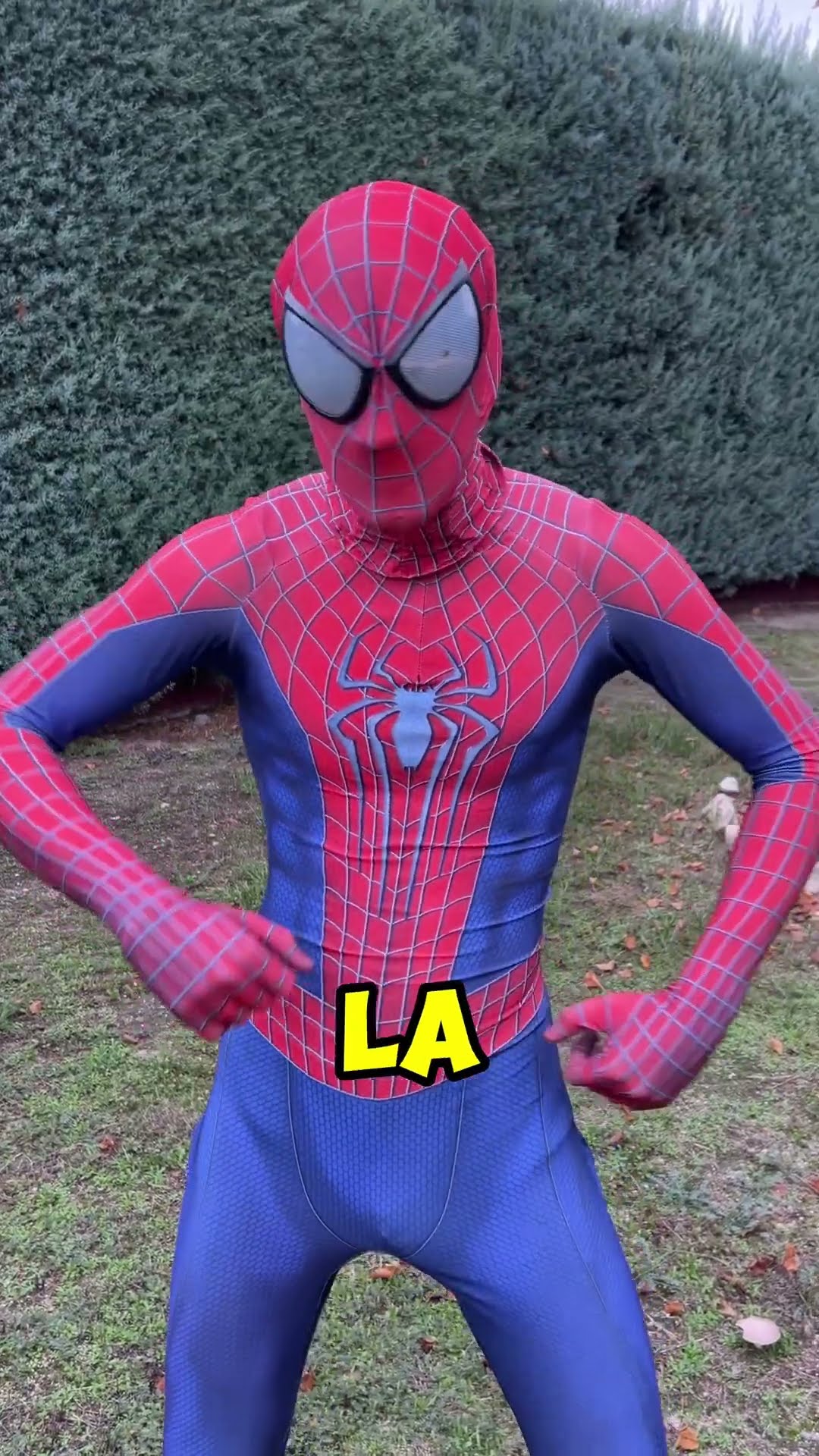 SPIDER-MAN SALE a la CALLE para AYUDAR a VAGABUNDOS!