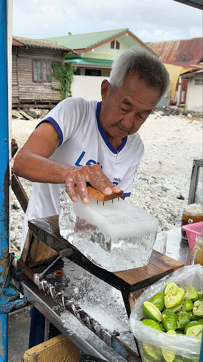 Unique Drinks! Thai Grandpa Selling Iced Lemon Tea