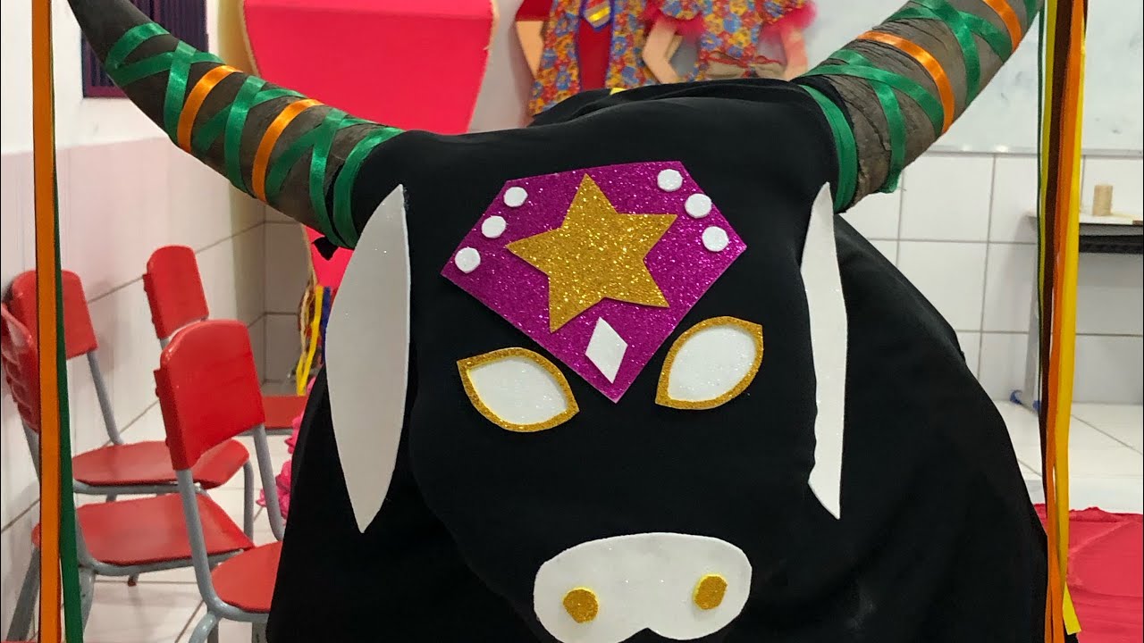 Confeccionando um bumba meu boi de forma artesanal com material reciclável!