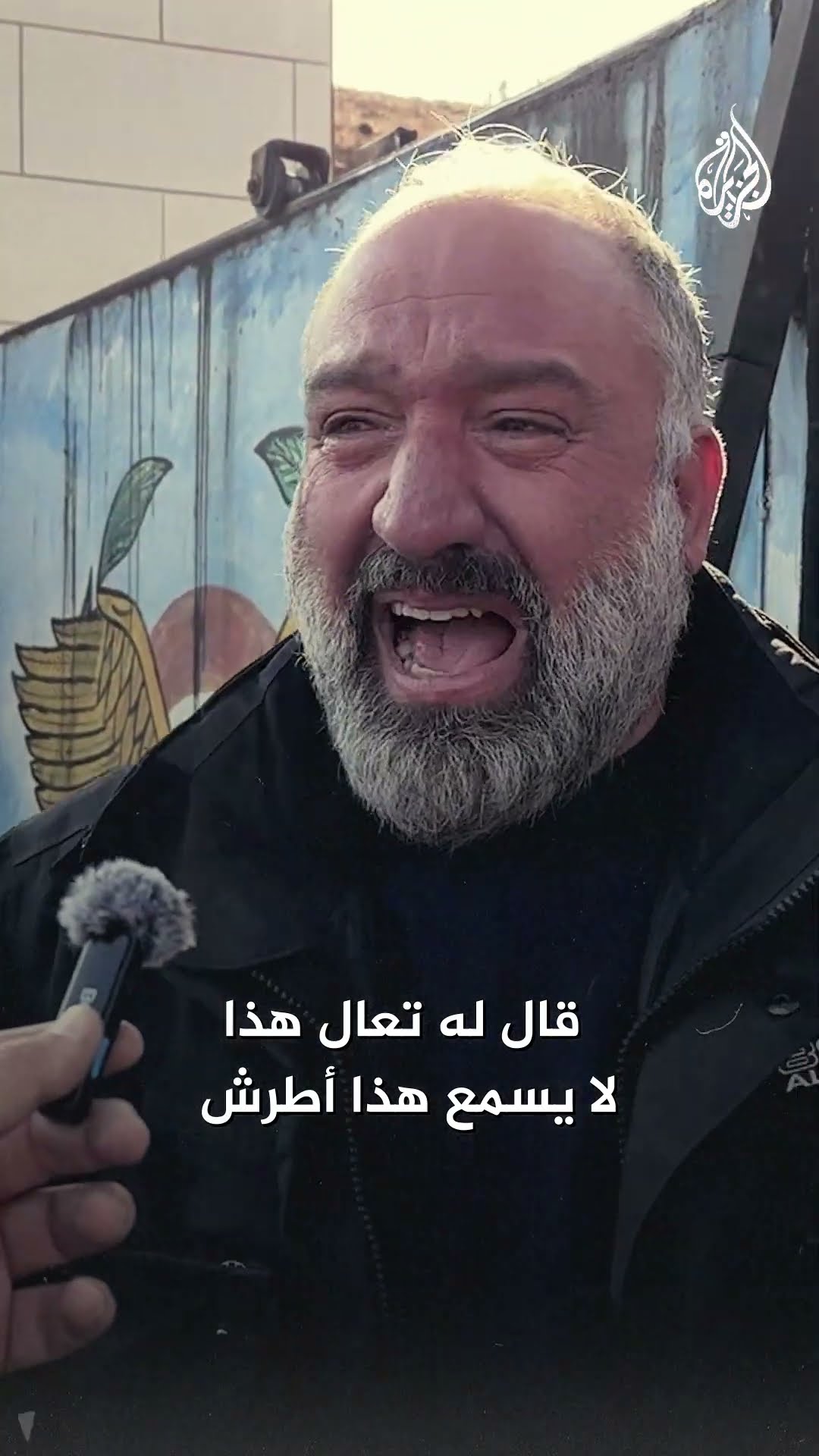 سوري يبكي بعد زيارة زنزانته في سجن المخابرات الجوية بحمص