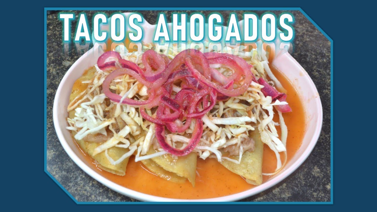 Tacos ahogados con carnitas, repollo, cebolla encurtida, salsa de la