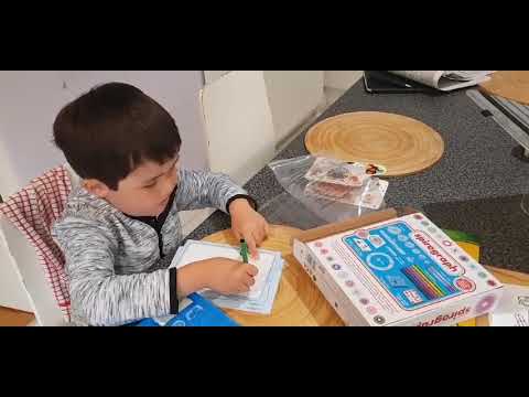 4-year-old show how to play the Original Spirograph!