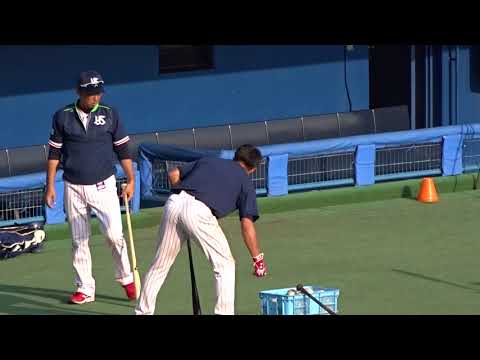 2017.11.10 東京ヤクルト 秋季キャンプ 宮本コーチ 手本を見せながら上田剛史に指導