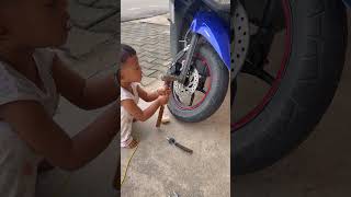 ayur maintainence disc pad #shorts #mechanic #yamaha service #curiosity #baby