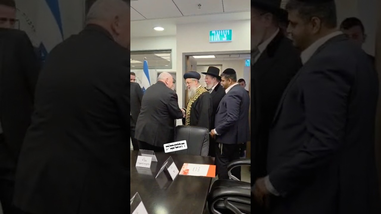 הרבנים הראשיים נכנסים לטקס מכירת החמץ
