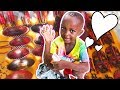 KENYA #24: Un bimbo mi vende i suoi oggetti alla BANCARELLA!