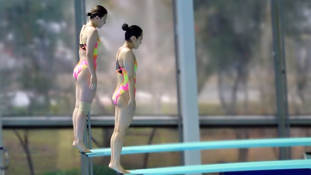 여자 아이돌 같은 선수들의 다이빙 경기