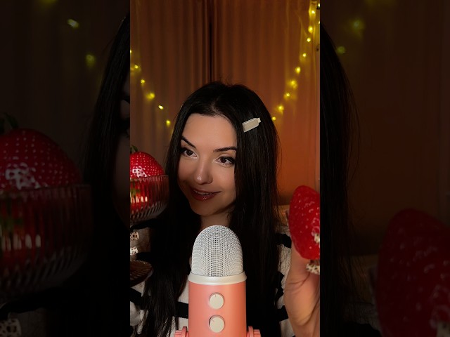 Real or fake strawberry?🍓 #asmr #mukbang #asmreating #tingles #asmrmouthsounds #relaxingvideo